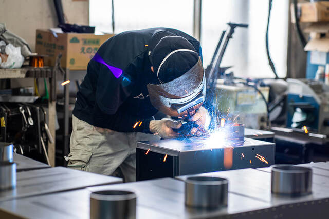 日本製の薪ストーブを支える職人の技術と徹底した品質管理